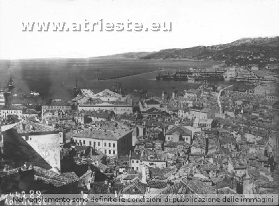 Guerre 1914-18 -Trieste - 40000 hommes allemands et austro-hongrois sont postés sur les collines..jpg